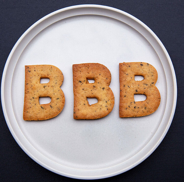 「B」をかたどったクッキー