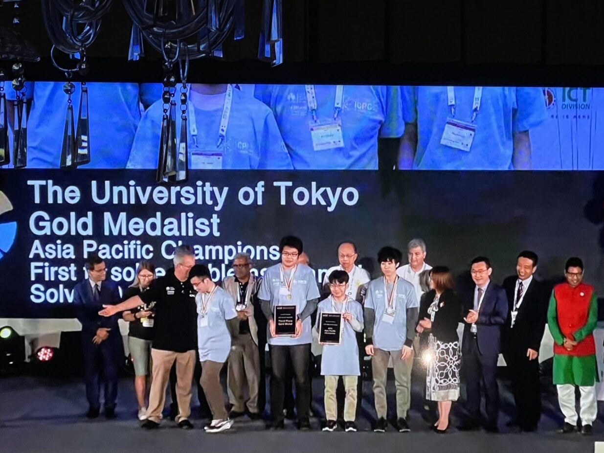 国際大学対抗プログラミングコンテスト
伊佐さん率いる東大が金メダル

