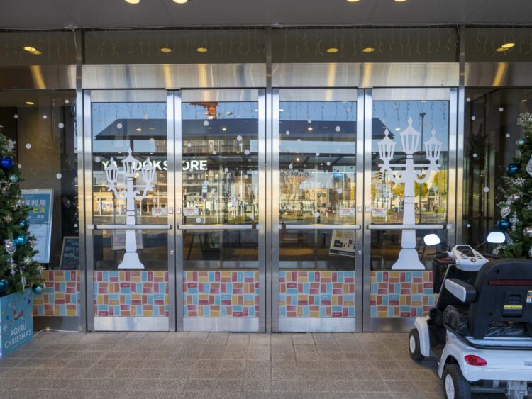 アクエル前橋がマスキングテープに包まれる 25日までカモ井「mt」出店