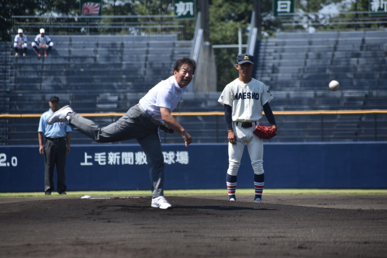 完全男、45年ぶり敷島のマウンドに
高校野球県大会決勝、松本さんが始球式

