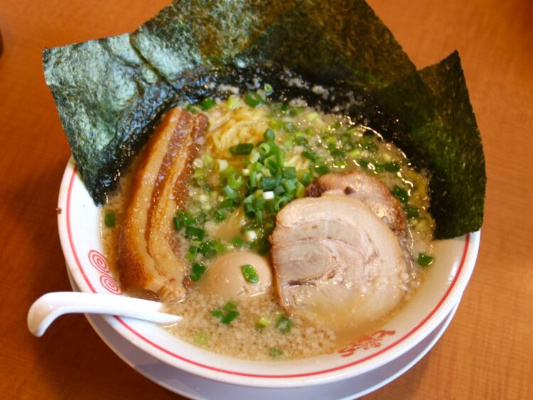 東京とんこつ とんとら前橋天川大島店 迫力満点の「全部のせ」(k)の