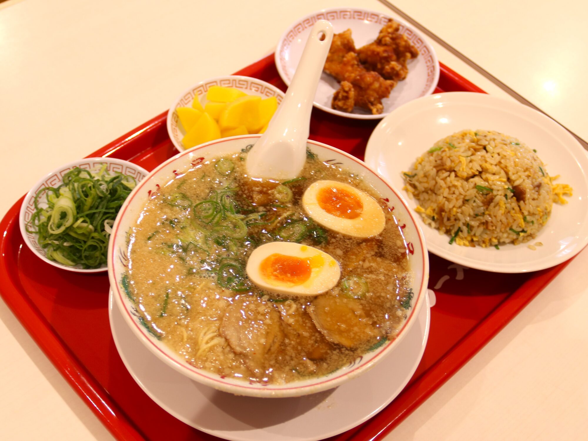 京都北白川ラーメン魁力屋けやきウォーク前橋店 背脂浮いたこってり