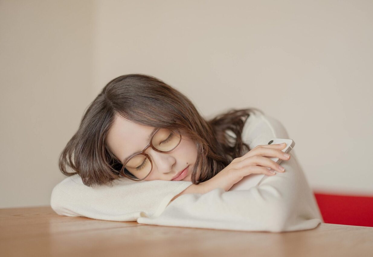 ぐっすり眠りたい人に　
睡眠環境を整えるメガネ JINSが発売