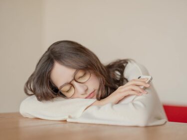 ぐっすり眠りたい人に　
睡眠環境を整えるメガネ JINSが発売