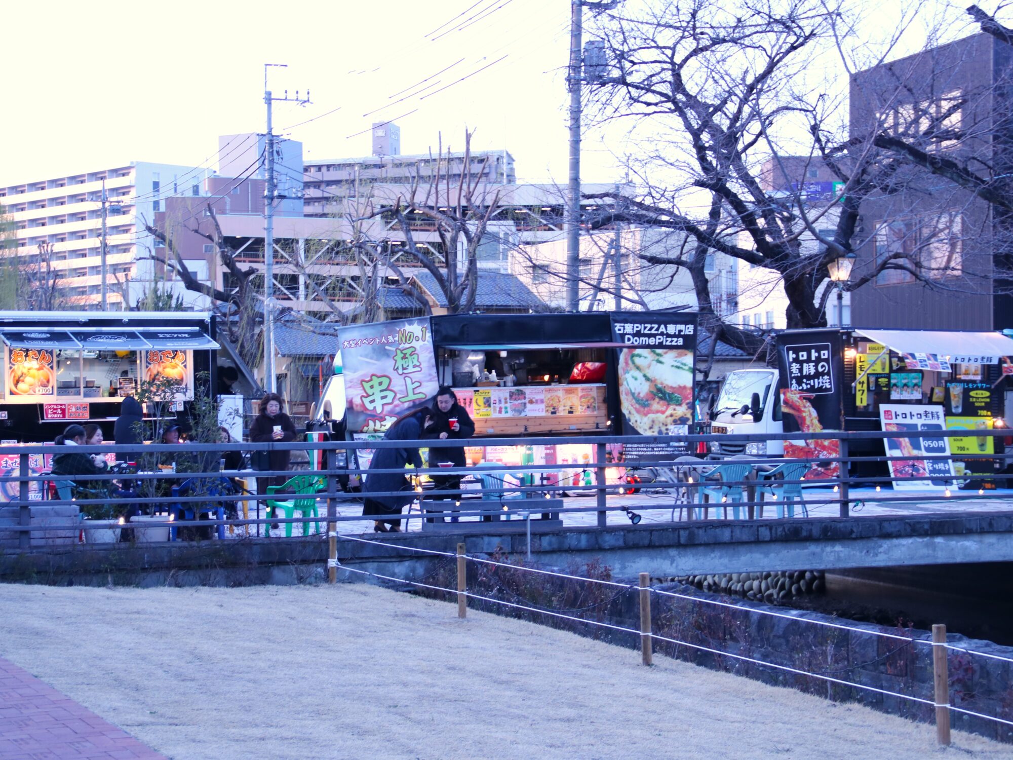 広瀬川にキッチンカー村 前橋市社会実験に6台集合(K)｜前橋発、新しい