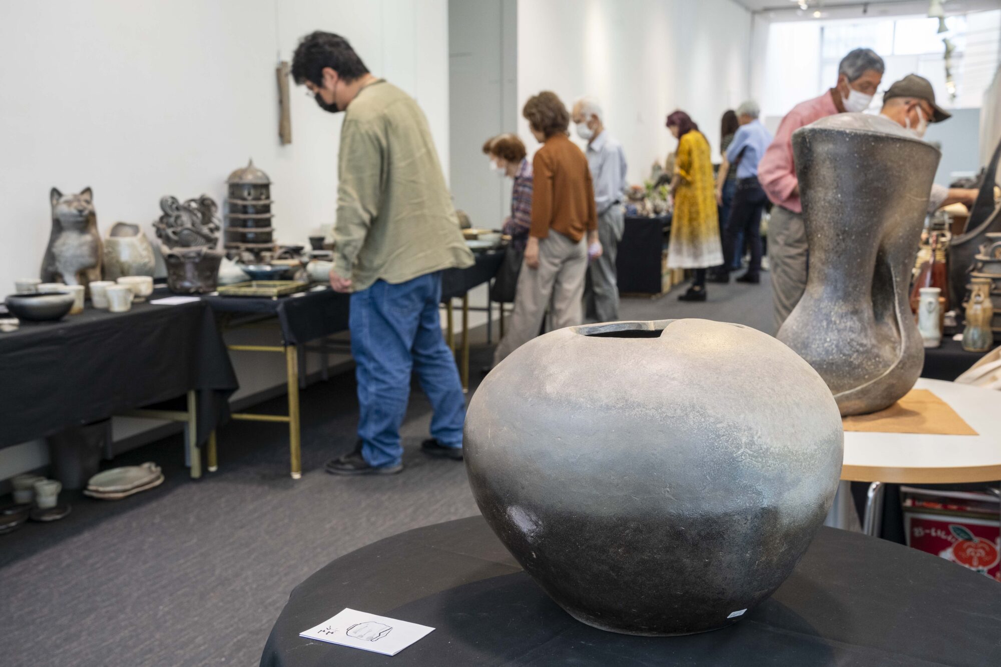 焼締めや自然釉の美しさ 16日まで「佐藤烓 陶芸工房の仲間たち展