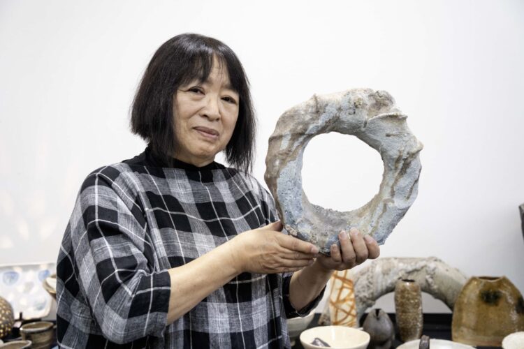 焼締めや自然釉の美しさ 16日まで「佐藤烓 陶芸工房の仲間たち展