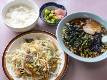 食堂 はしもと
黒いラーメン 味は…
