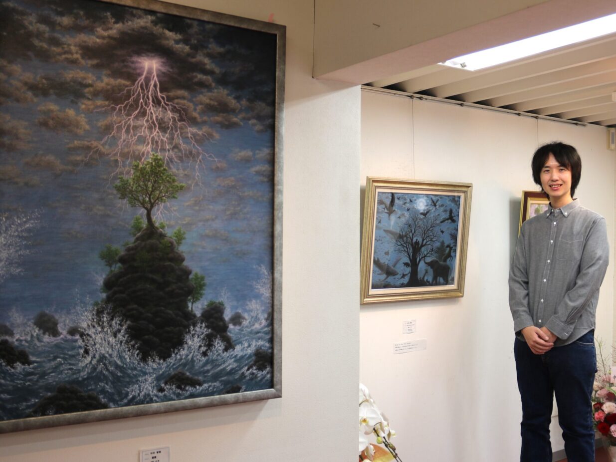 「自然の創作」感じて
中村さんが油彩画やペン画
