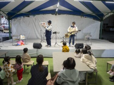 秋の夜長 絵本と音楽と酒と
まちなか絵本パラダイス開幕

