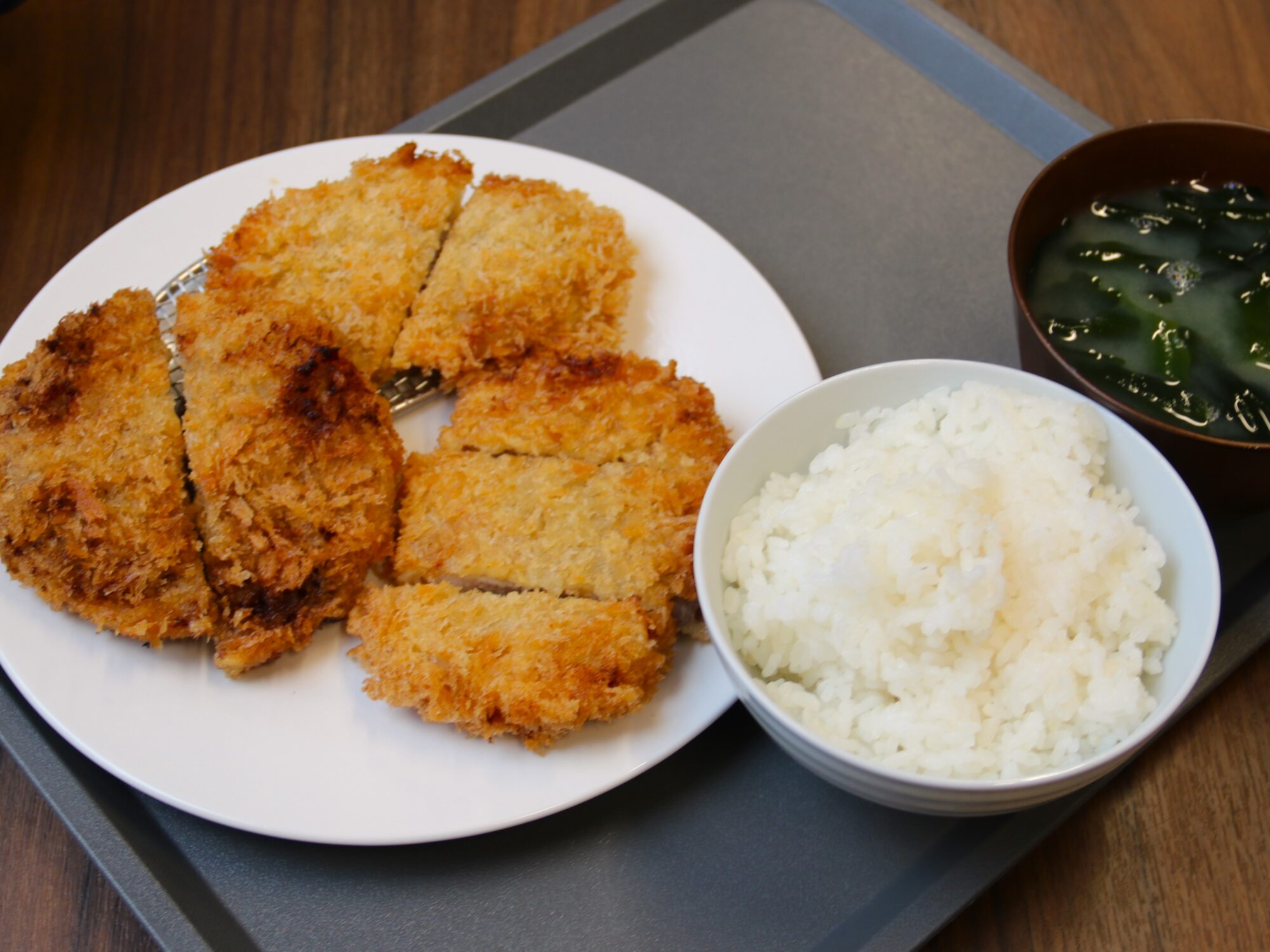 前橋500円グルメ探検隊▷11】 肉の匠 どんぶり舎（や）の前橋グルメ情報｜前橋発、新しい風 「めぶく」街  。前橋の様々な話題を取り扱う前橋新聞-mebukuです。