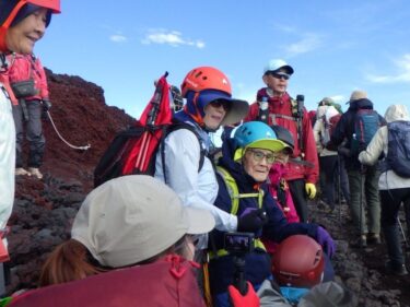 102歳、富士山頂に立つ
前橋の阿久澤さん、ギネス認定
