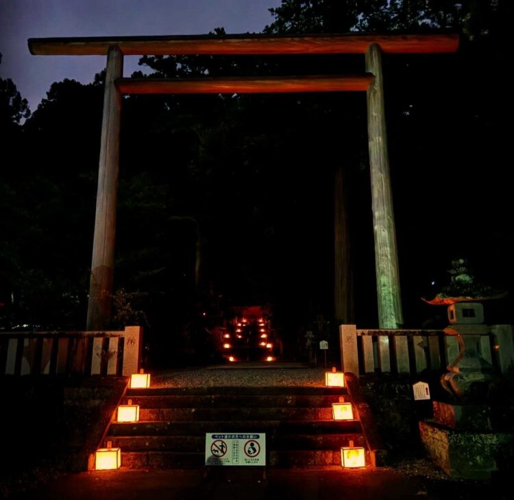 鏡界の鳥居」一夜限り輝く 三夜沢赤城神社で8月23日｜前橋発、新しい