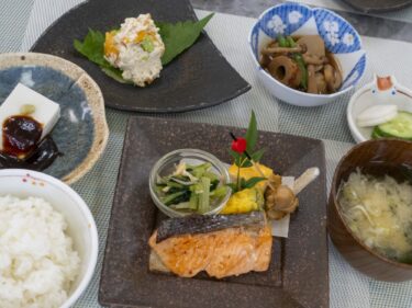 風の坂道
小鉢が並ぶ癒やしのごはん