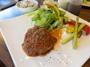 BEE Garden cafe（ビーガーデンカフェ）　
ハロウィンの庭で味わう至福の時間