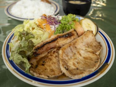 グリル サンゴ　
分厚いしょうが焼きに驚き