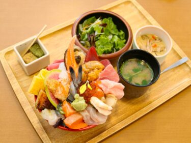 鮨ダイニング 青木
豪華すぎる海鮮のっけ丼
