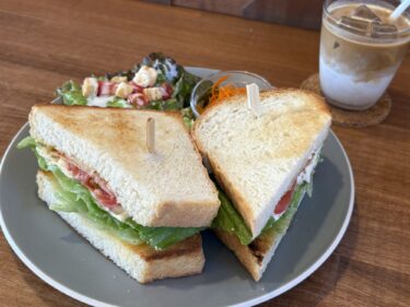 ロブソンコーヒー上小出店  
木の香りと焙煎の余韻に包まれて