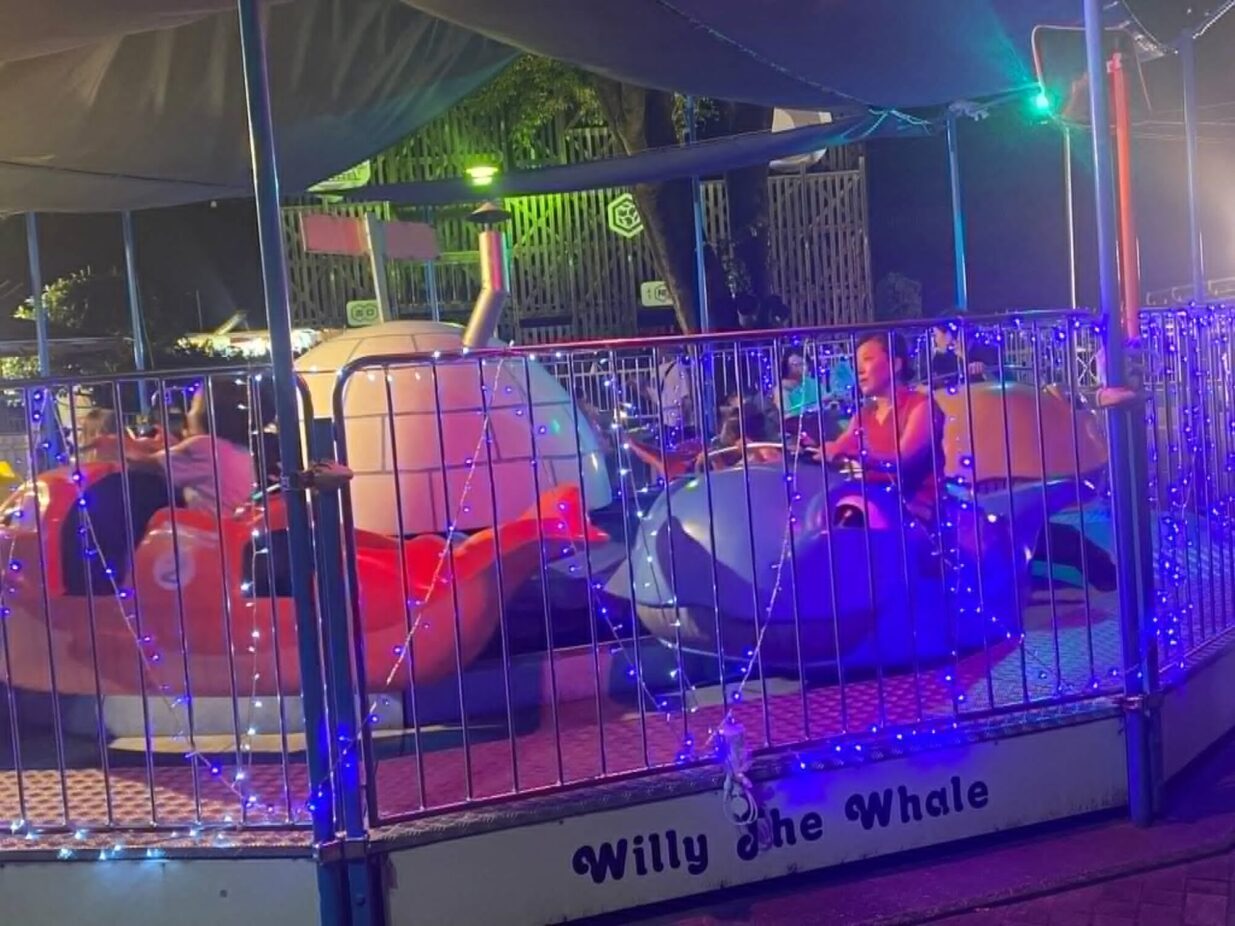 夜の遊園地でかわいいお化け　
25日、るなぱDEハロウィンないと