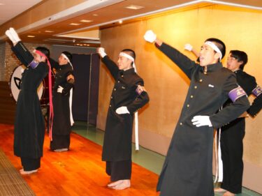 伝説の大団旗 2代目に
前橋高校応援団に引き継ぐ
