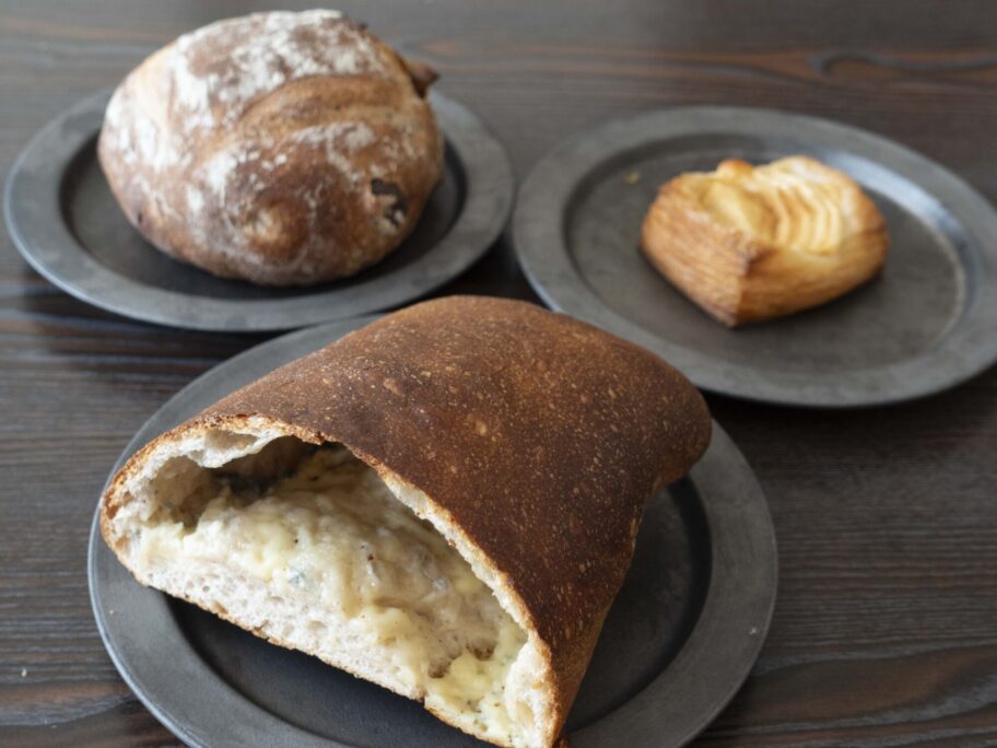 ブーランジェリー トムソーヤ b-tom　天然酵母甘栗と3種のチーズブレッド