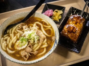 さぶちゃんの焼きまんじゅう
炭火の音と、甘だれの誘惑