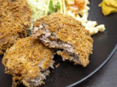 松葉屋
黒い暖簾と香ばしメンチ