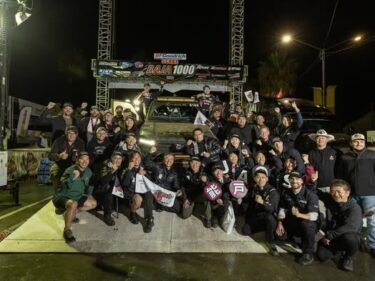 JAOS ハイブリッドで快挙
バハ1000 ２年連続で完走
