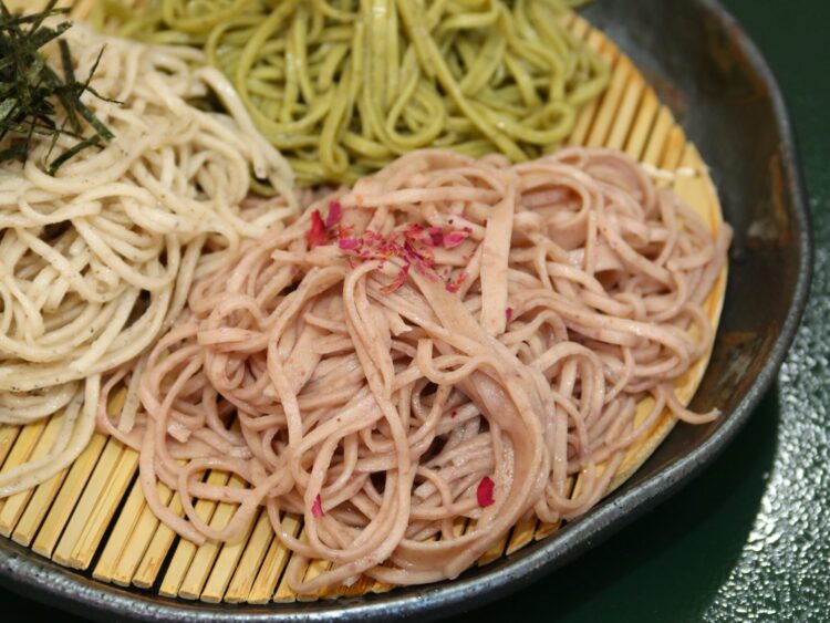 森の蕎麦かふぇ九頭龍（くずりゅう） 三色もり 目と口で楽しむの前橋