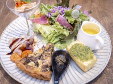 パティスリーアメイジンググレイス カフェ 
彩りランチと名物デザート