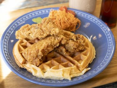 レインボーカフェ　
雑貨の奥で、本気のハワイ飯