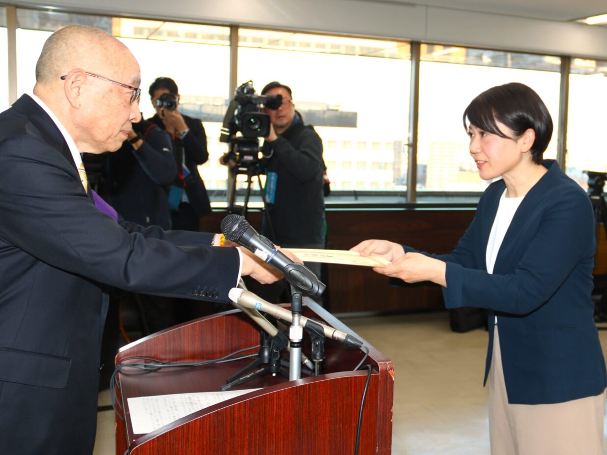 小川晶氏に前橋市長当選証書
「働いて、働いてお返しを」

