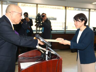小川晶氏に前橋市長当選証書
「働いて、働いてお返しを」
