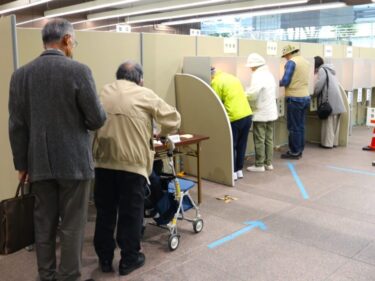 期日前投票、入場券なくても
衆院選、本人確認で投票可能に
