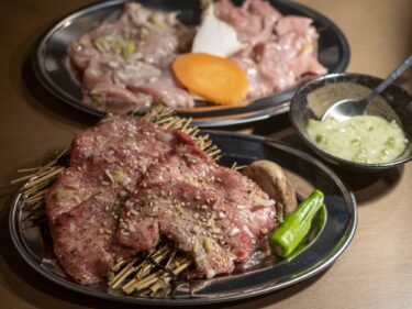ホルモン肉ノ新（にくのあらた）
“食感３兄弟”を塩で
