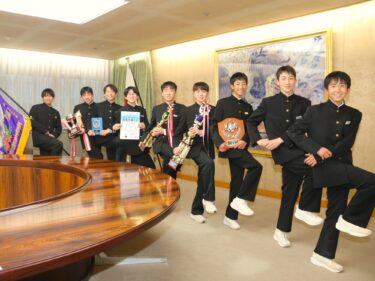 中学駅伝日本一 明るく元気に
前橋木瀬中男子駅伝部が市役所表敬
