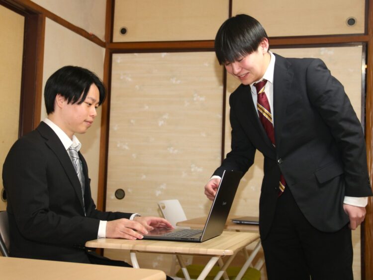 教育格差解消 がんばる塾
22歳の男性2人が個別指導
