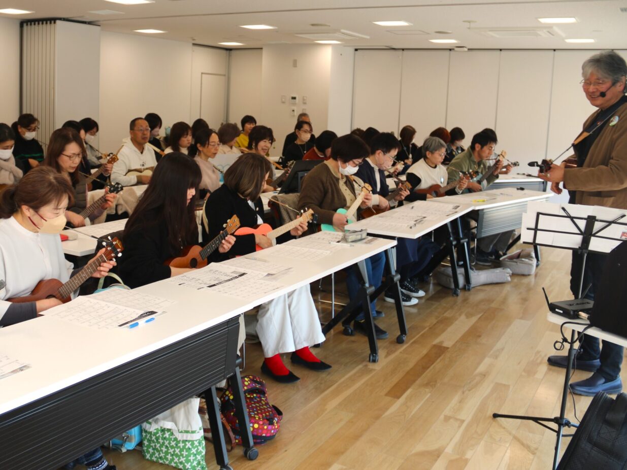 ウクレレのまち 盛り上げよう
道の駅まえばし赤城で教室
