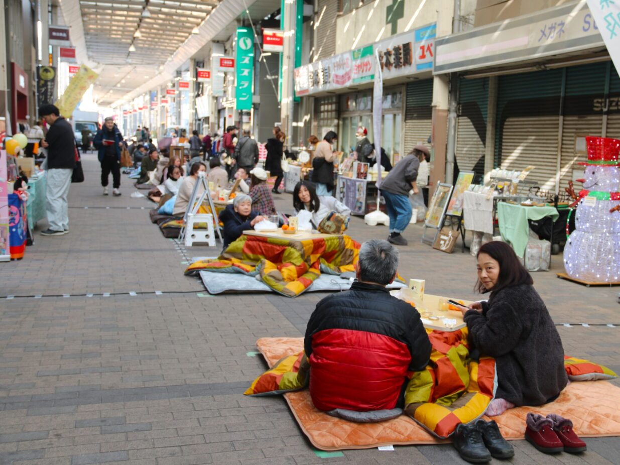 こたつに入っておでん、熱燗
中央通りで夕やけマルシェ始まる
