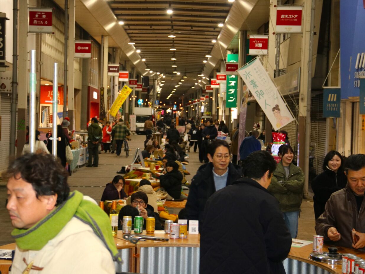 こたつに入っておでん、熱燗
中央通りで夕やけマルシェ始まる
