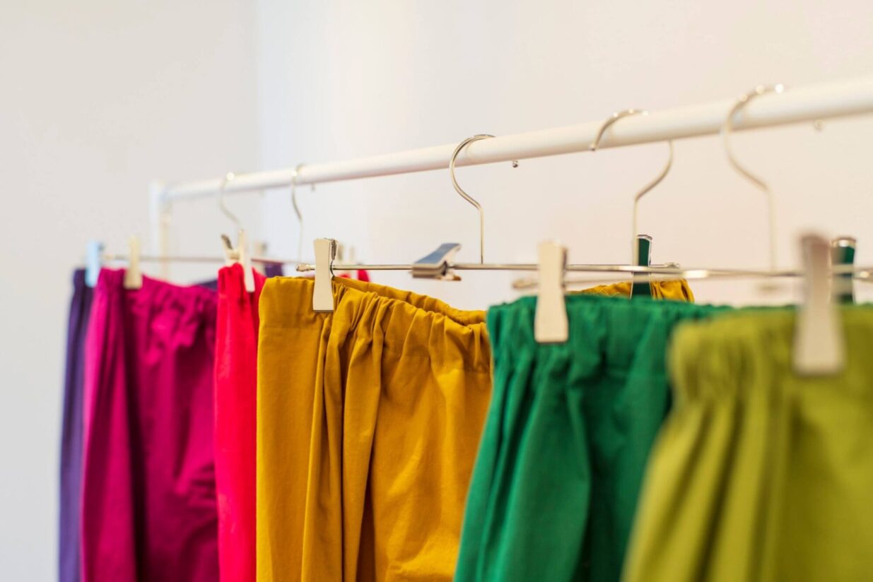 モンペアートの祭典「モンペナーレ」　
18、19日、一点もののモンペ並ぶ