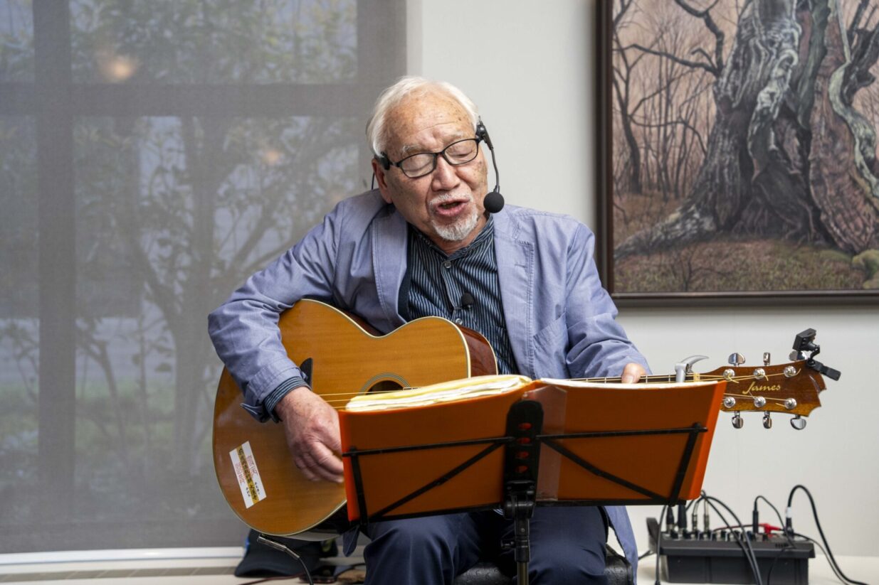 茂木紘一さん語り歌う 
個展会場に響いたギターの音色