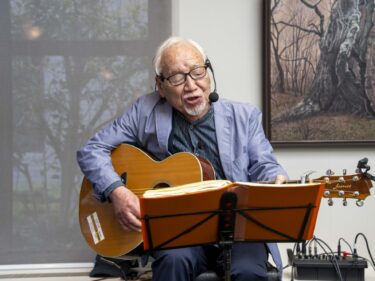 茂木紘一さん語り歌う 
個展会場に響いたギターの音色