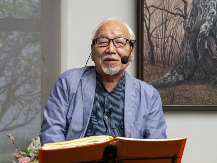 茂木紘一さん語り歌う 個展会場に響いたギターの音色｜前橋発、新しい