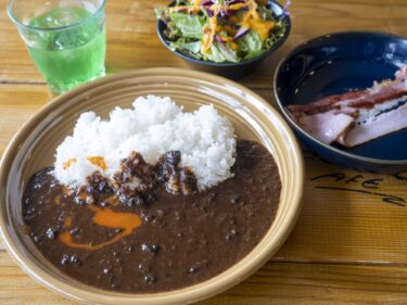 キングピンカフェ　
黒カレーを自在にアレンジ