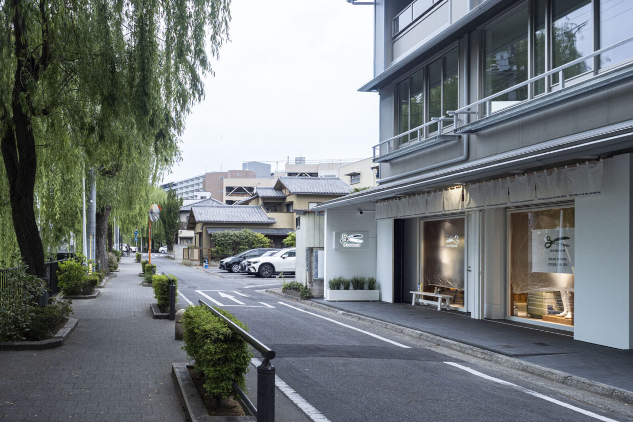 広瀬川沿いにDENHAM開店 　
25日、前橋に国内4店舗目