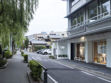 広瀬川沿いにDENHAM開店 　
25日、前橋に国内4店舗目