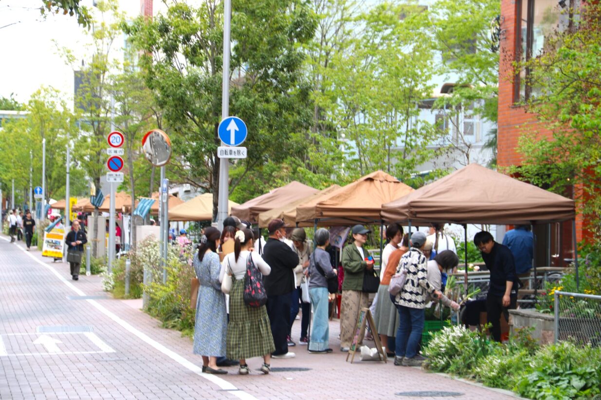 馬場川通りが公園に
19日まで春のイベント
