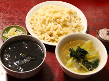 めん処 満ぞく亭
白か、黒か うどん勝負
