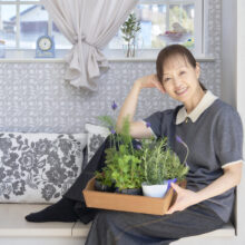 【聞きたい 山﨑寛代さん＜前編＞】　芸能リポーター35年　コロナ禍を機にハーブへ